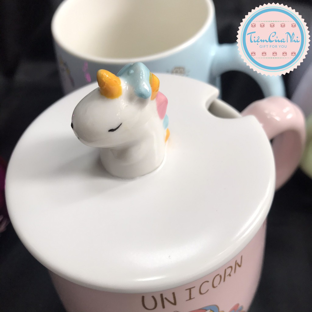 Ly sứ có nắp gắn ngựa 3D màu trắng in hình unicorn hồng có quai cầm kèm muỗng cà phê 350ml Tiệm Của Nhi LSCN17