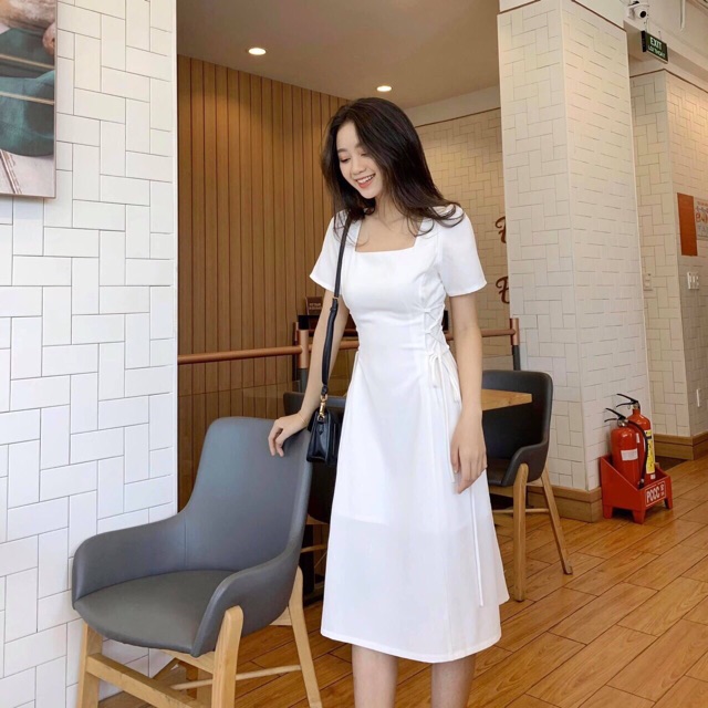 Đầm cổ vuông thắt dây eo