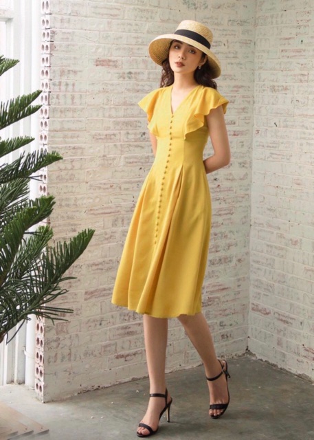 Đầm váy vàng nút bọc tay cánh tiên