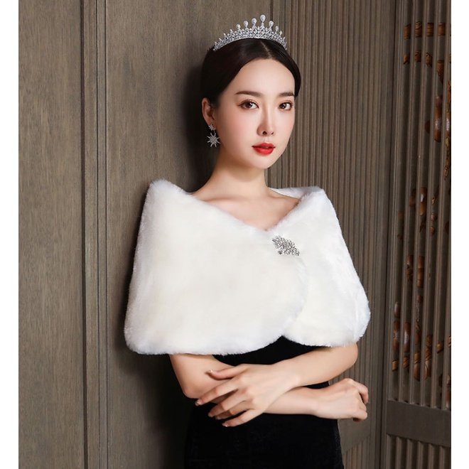 Áo choàng lông cúc đá cho cô dâu màu đông, giá 155k | BigBuy360 - bigbuy360.vn