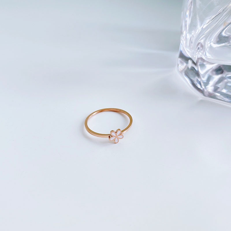 Nhẫn đeo tay bằng thép titan màu trắng đen họa tiết hoa cúc phong cách Hàn Quốc