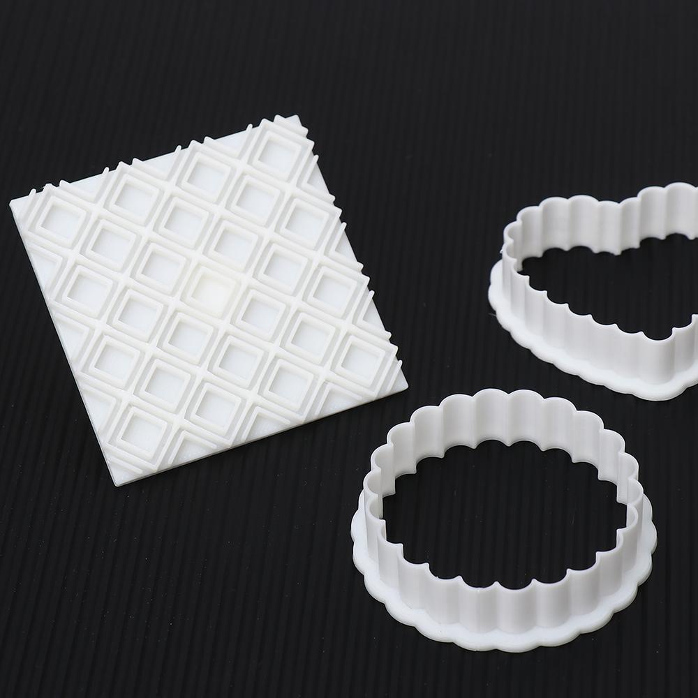Khuôn Làm Bánh Quy / Sô Cô La Họa Tiết Trái Tim Dập Nổi 3D