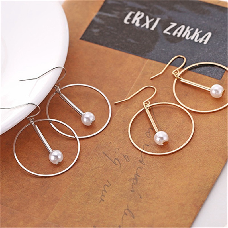 Bông tai kim loại kiểu khoá móc phối mặt hình tròn đính ngọc trai giả thời trang