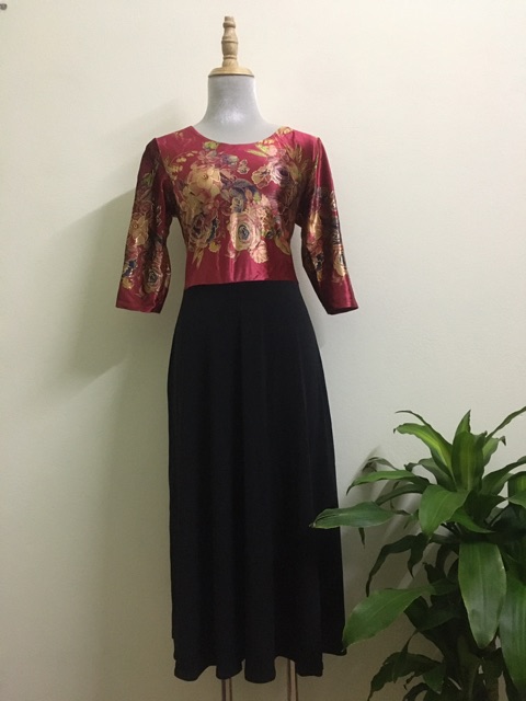 Đầm nhung xoè phối chân trung niên