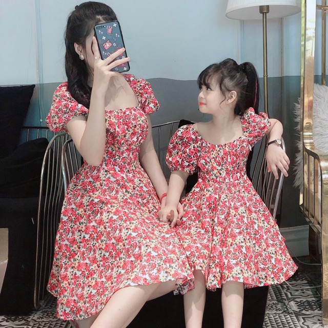 Về sẵn cặp váy mẹ và con hoa nhí xinh lung linh luôn!! Có tách bán rời mẹ hoặc bé nha mọi người ơi! Bé 13 đến 30 cân vừa