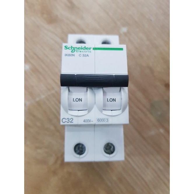 Cầu dao tự động A9K27232 Schneider