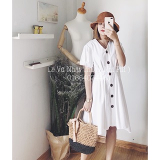 Đầm trắng cổ V cúc gỗ