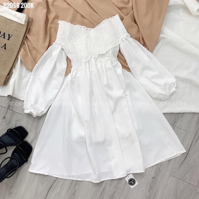 Đầm Bẹt vai xoè tay bồng