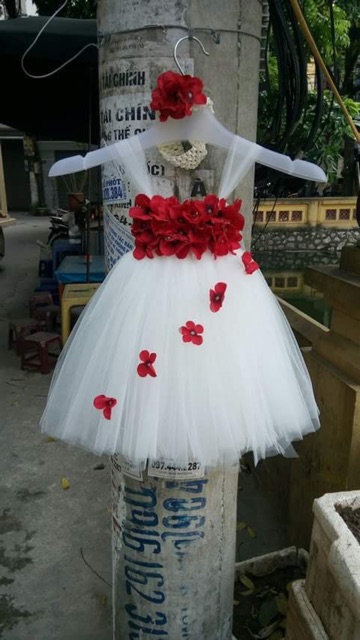 Váy tutu trắng hoa đỏ