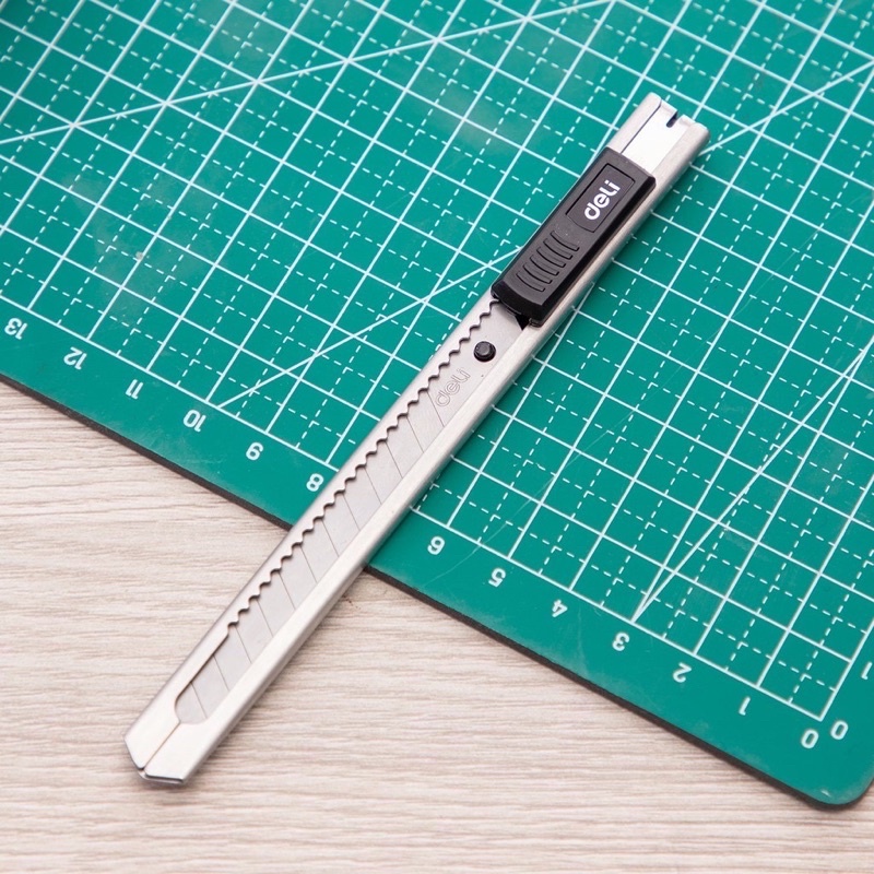 Dao rọc giấy văn phòng Deli 2058 lưỡi 9mm