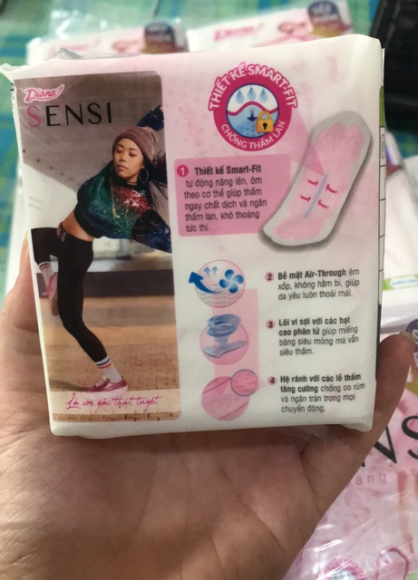 Gói 8 Miếng Băng Vệ Sinh Diana Sensi Siêu Mỏng Không Cánh