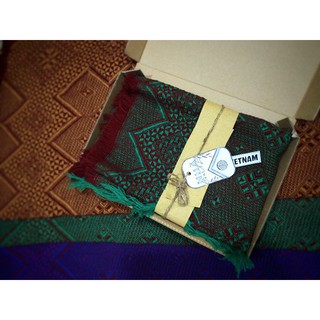 Khăn choàng truyền thống Việt dành cho các bà, mẹ, người cao tuổi.