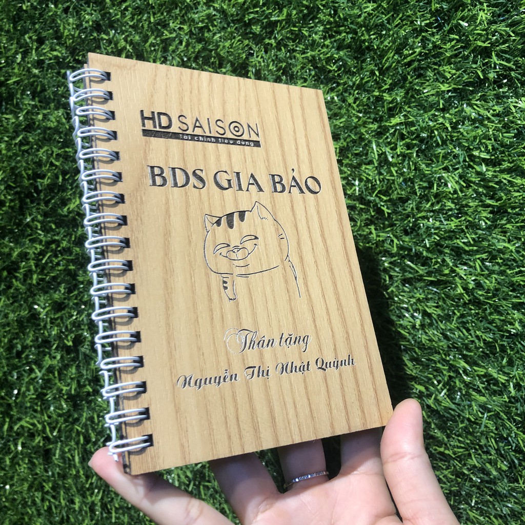 Sổ tay cá nhân làm quà tặng cho khách hàng - Khắc hình mèo ú cute và khắc logo công ty theo yêu cầu