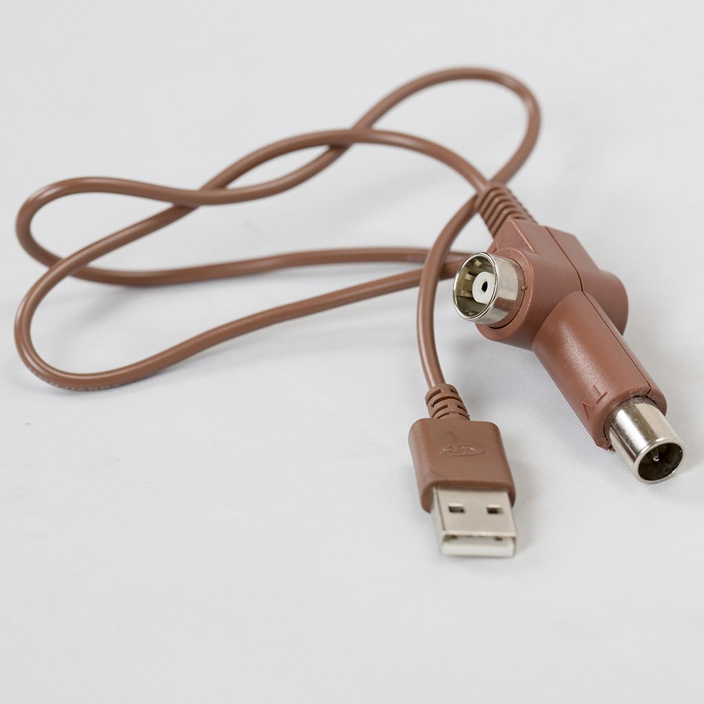 Dây cấp nguồn USB và đầu nối tín hiệu anten