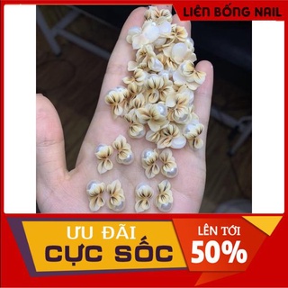 Hoa ôm ngọc móng úp