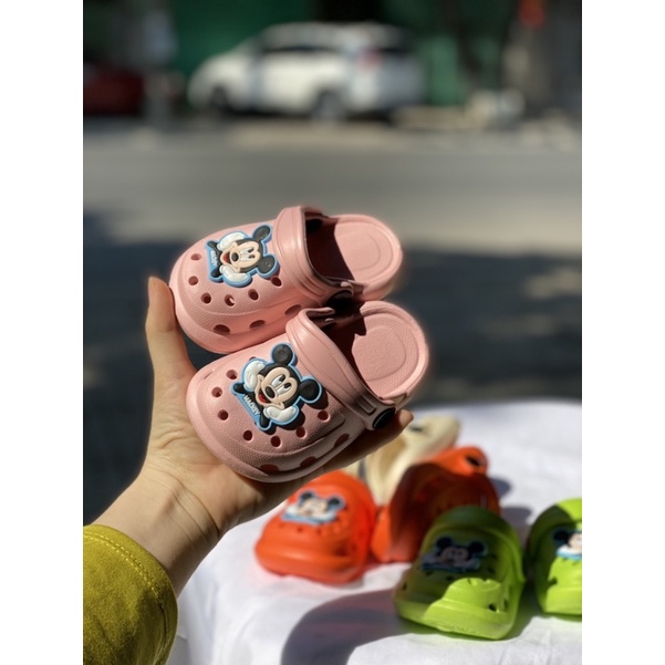 Sục mickey trẻ e từ size tập đi