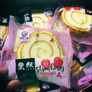 2kg bánh bông lan cuộn kem dâu - dứa Guoxiang Naiji