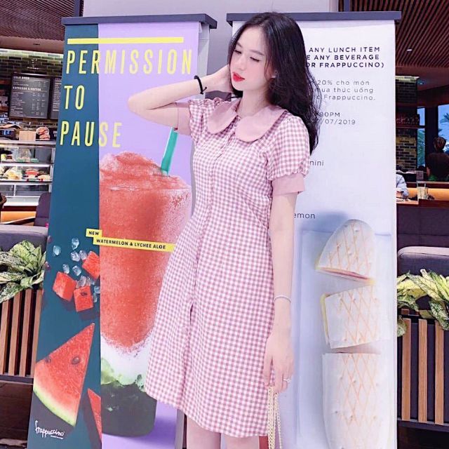 ĐẦM XOÈ NƠ LƯNG CỔ SEN TAY PHỒNG