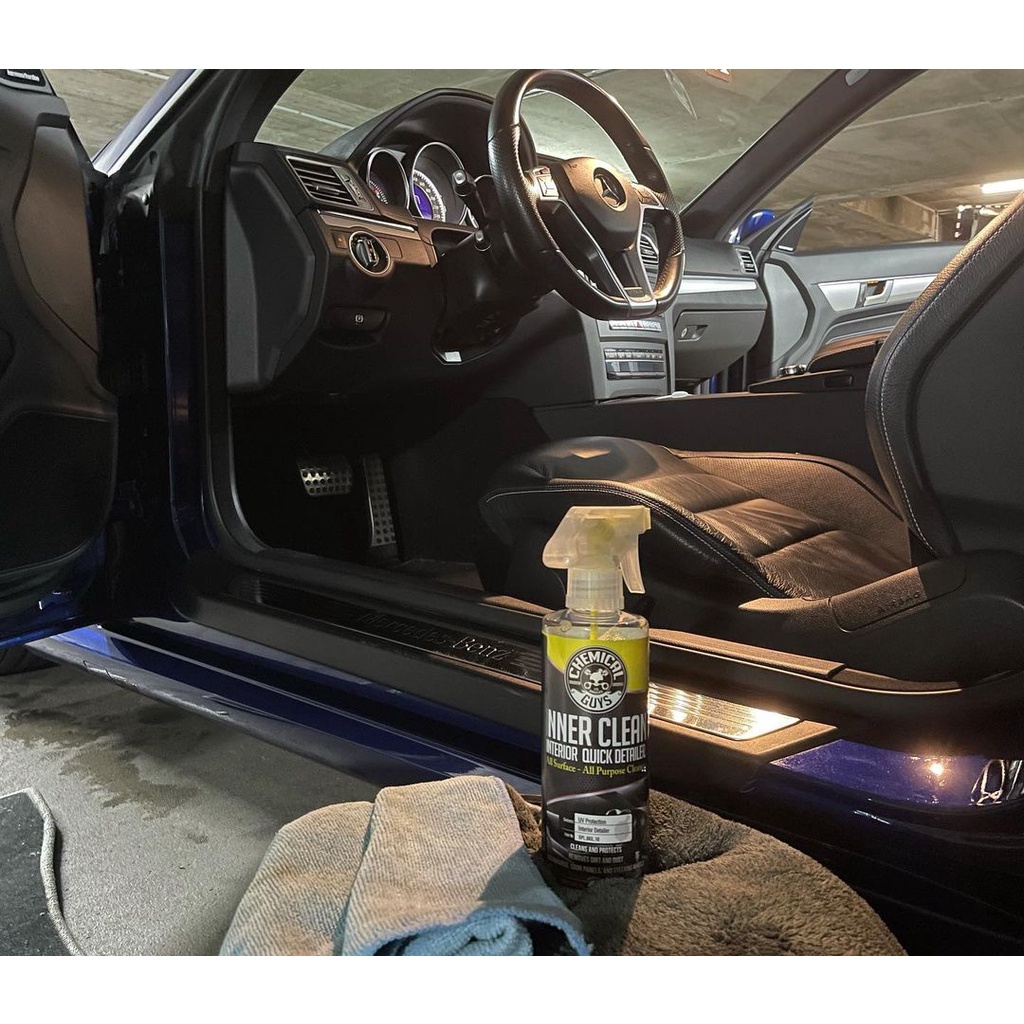 Chai xịt vệ sinh và bảo dưỡng nội thất ô tô 2 trong 1 CHEMICAL GUYS InnerClean hương dứa 478ml.