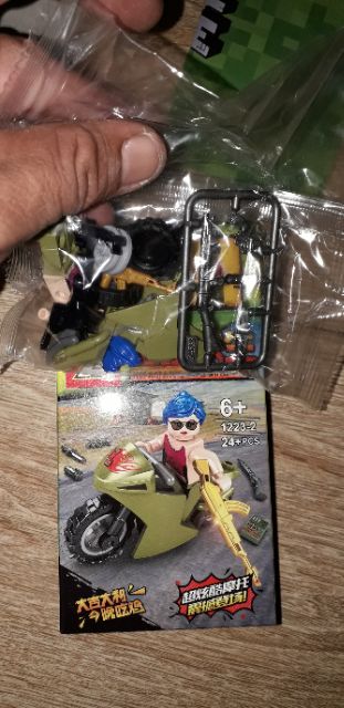 Lắp ráp 1 hộp LegoBattle 1223 xe mô tô có nhiều chi tiết bằng nhựa