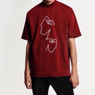 Áo phông nam màu đỏ mận Ri Do