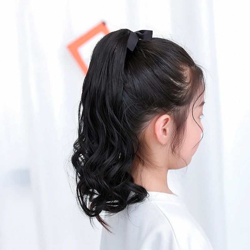 Tóc cột xoăn kèm nơ cho bé