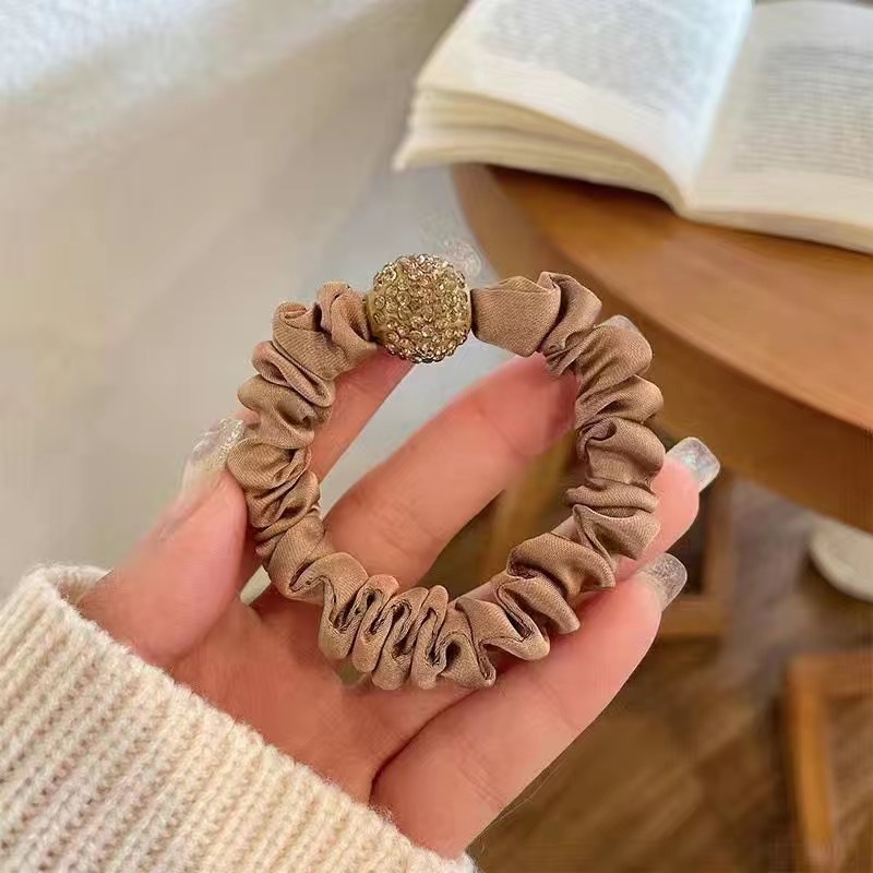 Cột tóc hạt tròn đơn giản