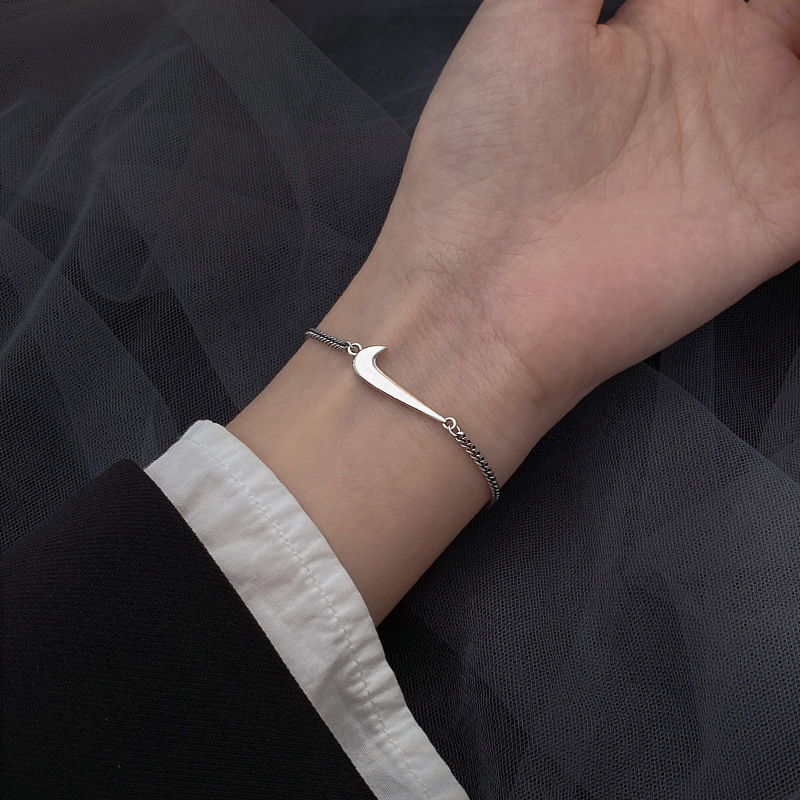 Vòng tay bằng kim loại mặt dây hình logo phong cách hàn quốc cá tính | BigBuy360 - bigbuy360.vn