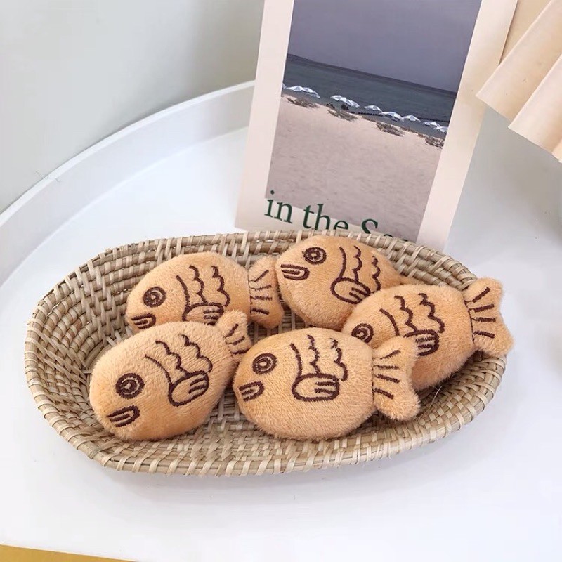 Pin, ghim cài áo, balo hình bánh cá nướng Taiyaki nhồi bông