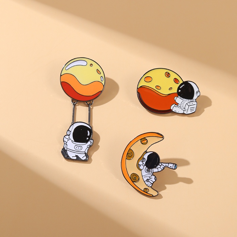 Ghim cài tráng men QIHE JEWELRY trang trí balo/quần áo hình phi hành gia và mặt trăng dành cho bạn nữ