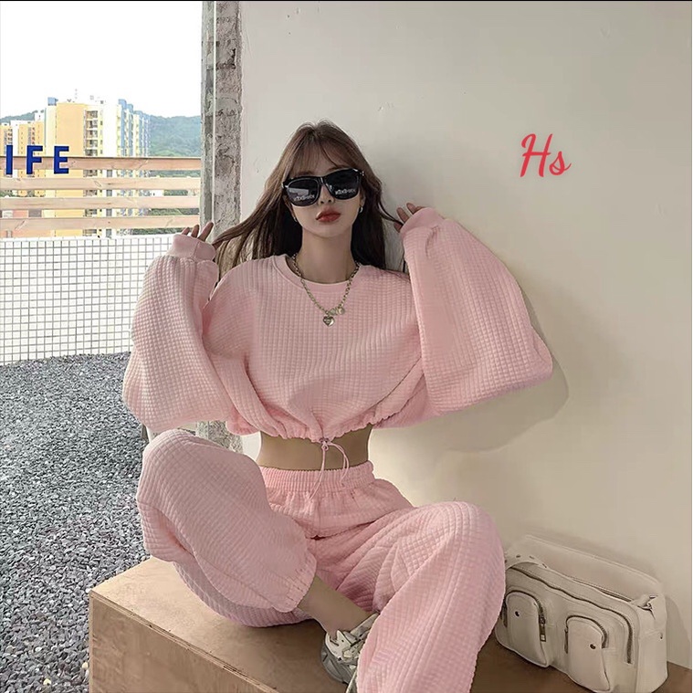 Áo croptop thụng dài tay  và quần jogger cùng màu, có 2 màu, chất cotton, đường gần kẻ ô cá tính
