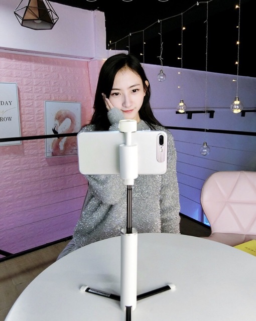 Tripod selfie có led kèm theo và điều khiển từ xa  ( 3 in 1 ) | BigBuy360 - bigbuy360.vn