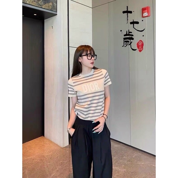 Áo len nữ cộc tay cổ tròn kẻ sọc chữ hàng QC