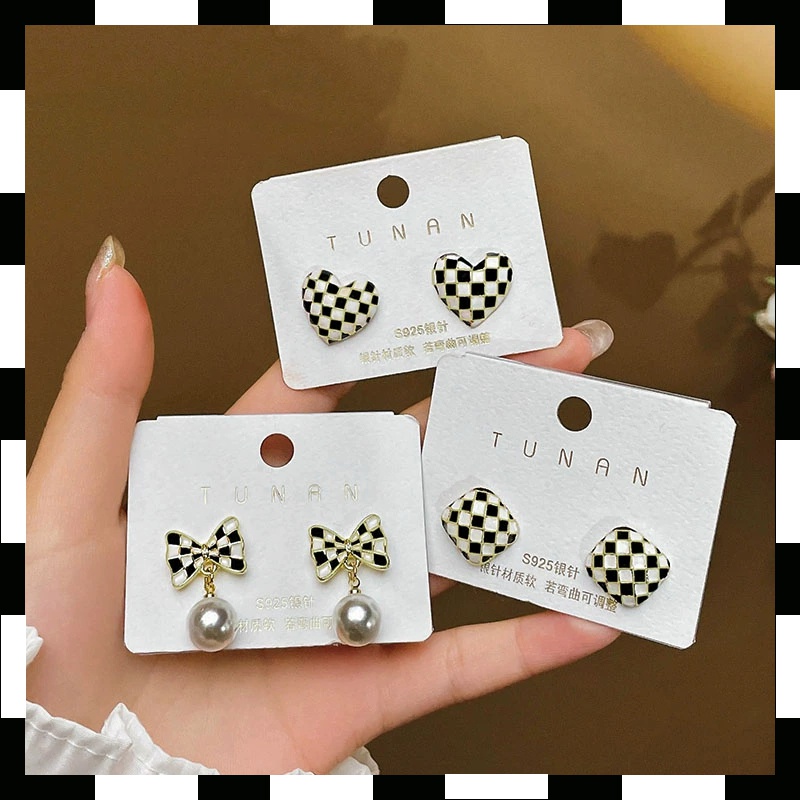 Khuyên Tai Hình Bàn Cờ Vua Và Trái Tim Độc Đáo