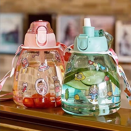 Bình Đựng Nước Uống Có Ống Hút Bằng Nhựa 1100ml Kèm Dây và Sticker