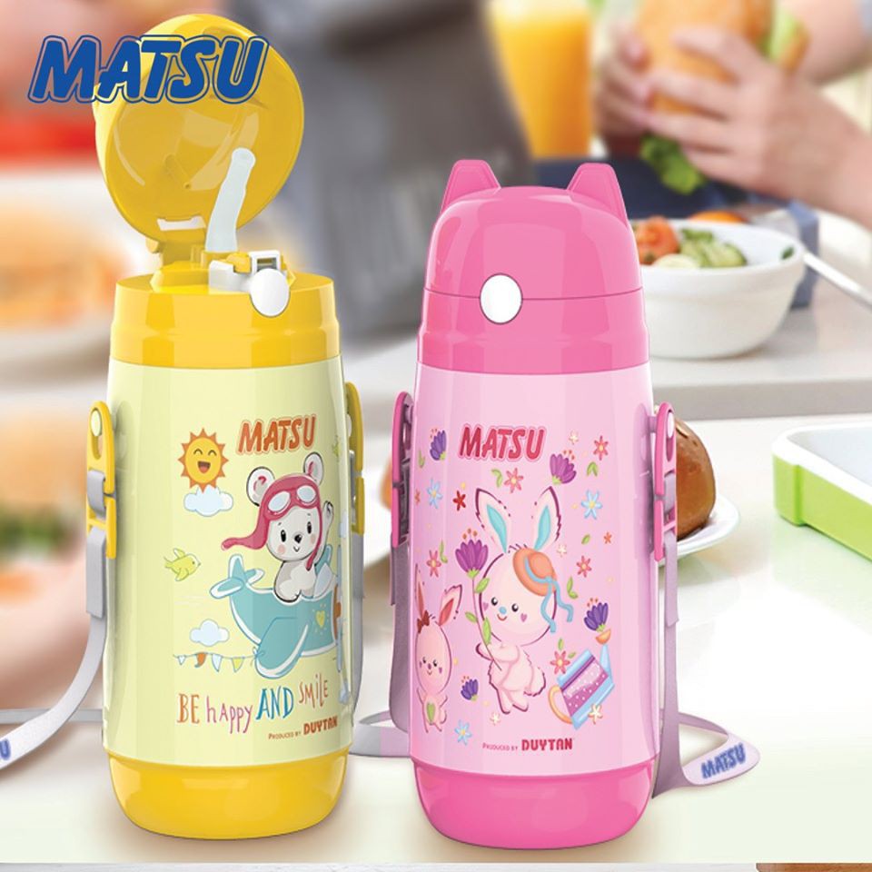 Bình nước học sinh Duy Tân có ống hút, quai đeo cổ, nút bấm mở nắp, an toàn dễ sử dụng