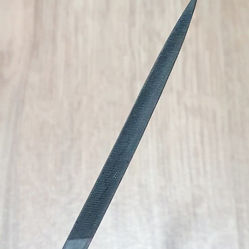 Một Cây Dũa Kim Loại Đầu Tam Giác Nhọn Kích Thước 5mm x 180mm
