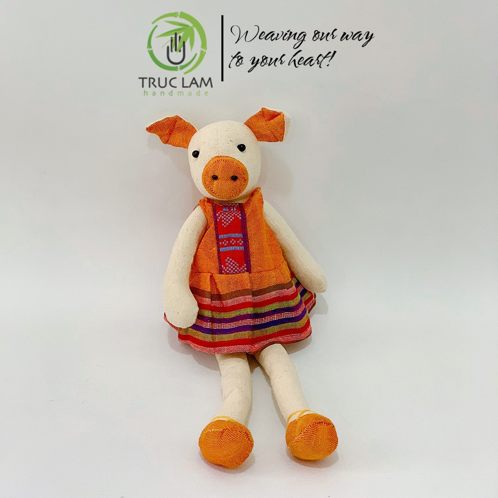 Đồ Chơi Cho Bé Thú Nhồi Bông Hình Con Lợn Chân Dài Mặc Váy Vải Thổ Cẩm Dệt Tay Bông Gòn Cao Cấp – Trúc Lâm Handmade