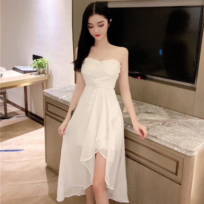 Kiểu dáng ống suông nhẹ nhàng thiết kế đuôi bồ câu ôm sát tạo cảm giác cá tính cho váy lưới một mảnh mới lạ