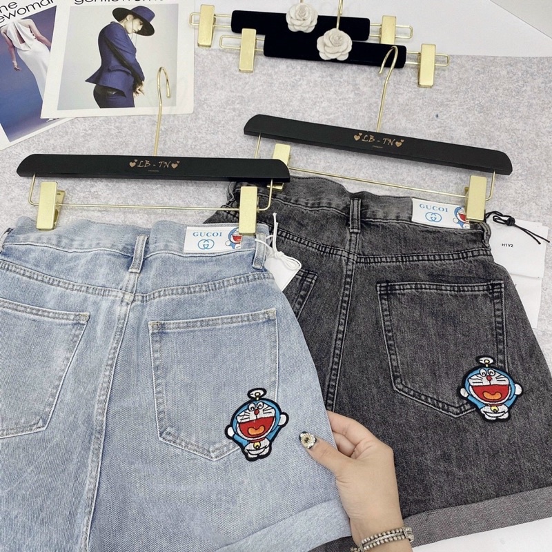 Quần short jean cạp chun thêu doremon