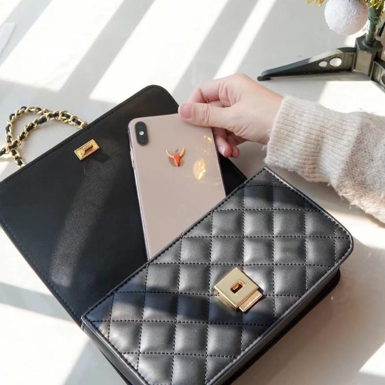 Túi đeo chéo dây xích kèm Charm cao cấp hàng hiệu fullbox hãng.