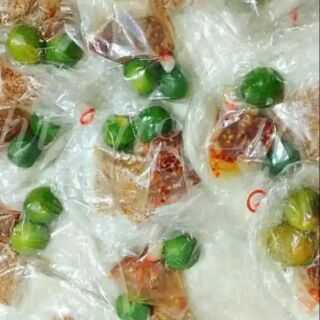 Bánh tráng trộn kèm muối tôm,  sốt và tắc bao ngon bao nghiền nà , túi to đùng 2 người ăn không hết