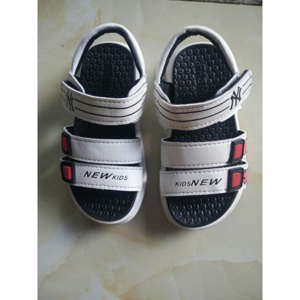 Sandal bé trai thanh lý