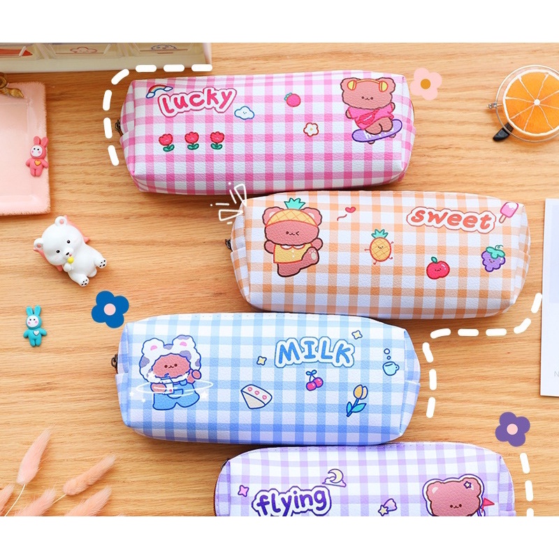 Bóp Viết Caro Không Thấm Nước Hình Chú Gấu Cute - Kích Thước: 20x5x8cm