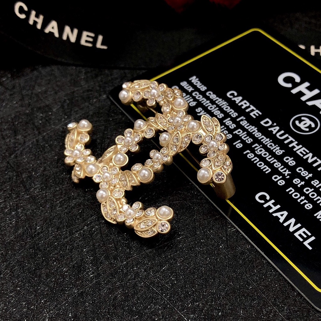 Ch Ghim Cài Áo CC Hình Hoa Lá