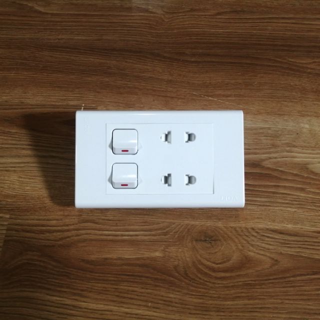 Mặt ổ cắm đôi 2 chấu 16A với 2 hạt công tắc vuông LiOA