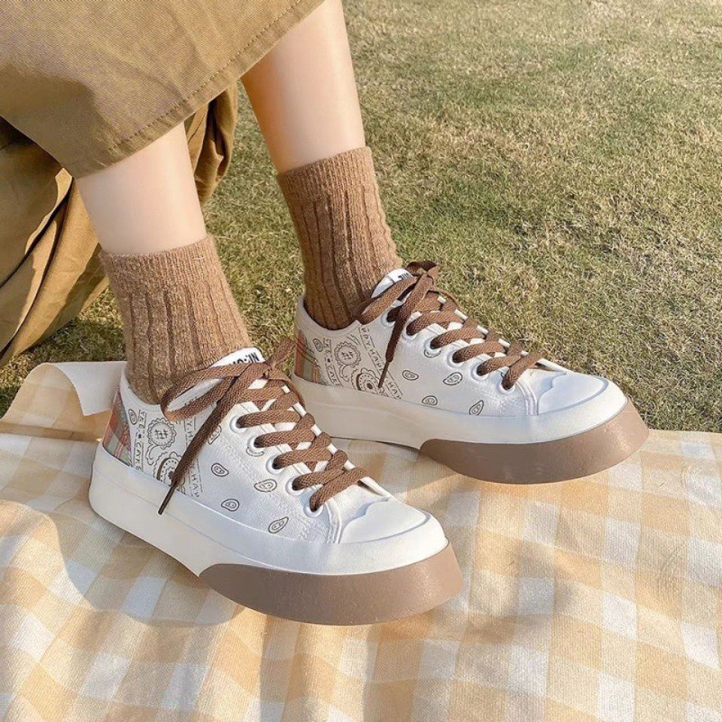 Giày thể thao nữ đế bằng kiểu dáng basic, giày sneaker  phối hoạ tiết đáng yêu kiểu dáng học sinh yêu thích