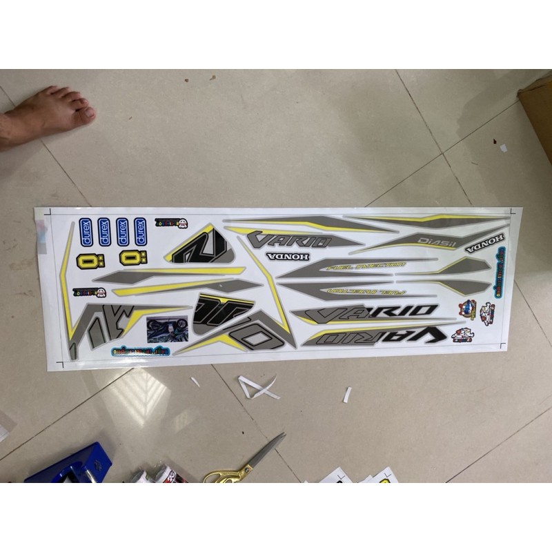 ( Quí khách vui lòng mang ra tiệm cho thợ dán ) xe Vario 150 xám vàng