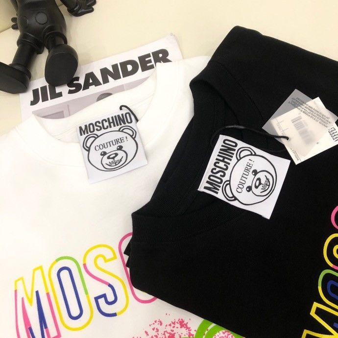 Áo Thun Cặp In Hình Gấu Moschino Và Nhãn Hiệu > 22 Thời Trang Xuân Hè Tay Ngắn Dáng Rộng Tay Lỡ Cho Nam Và Nữ