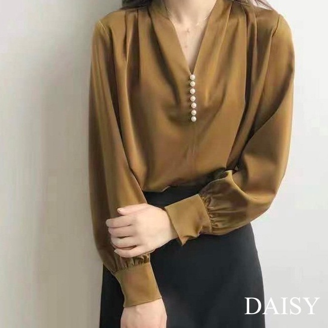 Áo sơ mi công sở Daisy chất liệu lụa mềm mại, freesize cổ khoét chữ V thêu ngọc AXL602